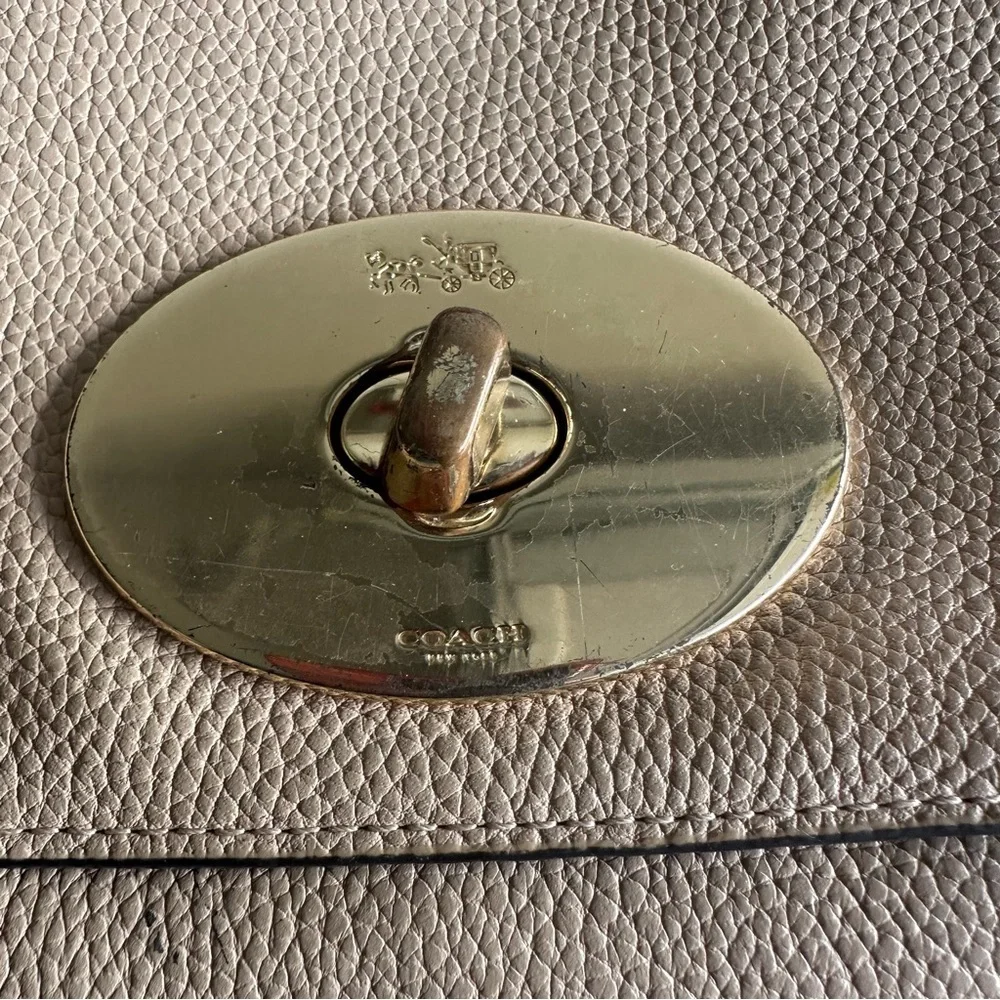 Coach Crossbody Beige‎ Tones Size 6H X 8L Fold Over Vintage Look Small Bag - Picture 4 of 12
